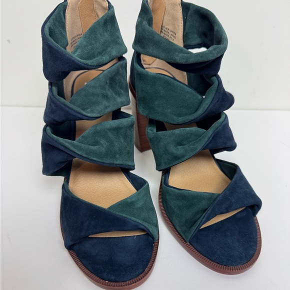 M4D3 Blue and Green Open Toe Crawly Twist Suede Shoes Size 8.5 NEW - Picture 1 of 9